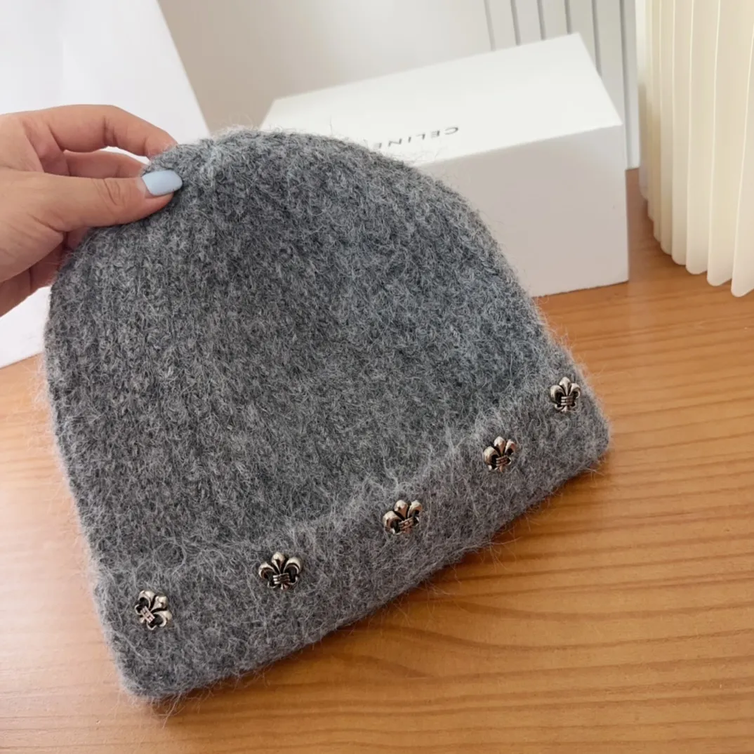 💰70 Crow Heart Autumn and Winter Wool Knitted Beanie This must be a favorite of minimalism. It is clean, neat, fashionable and versatile, and will definitely not be picky about your face shape! A fashionable classic that lasts forever! Fashionable black and white can be purchased together!